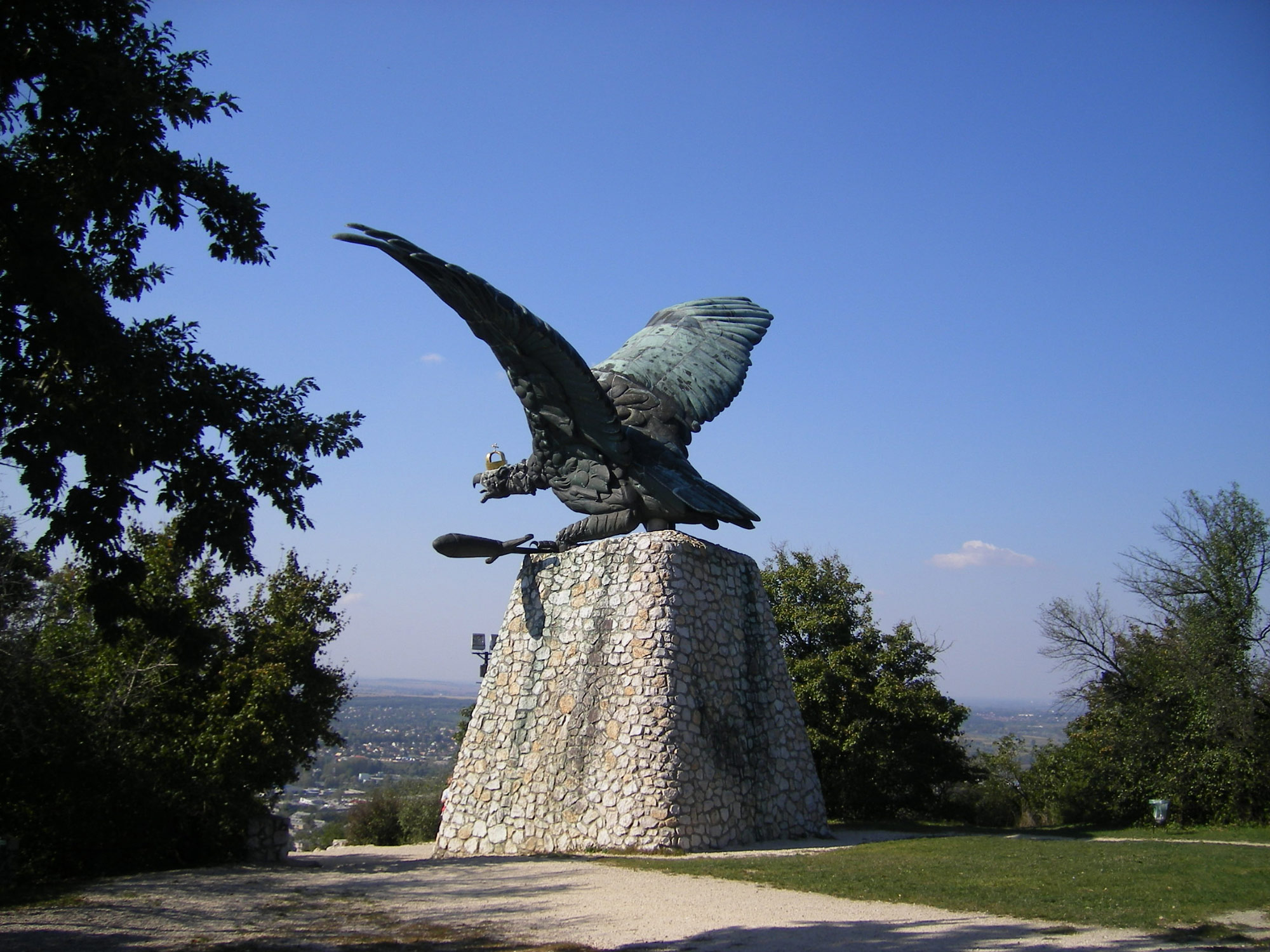 Tatabánya - Turulszobor a Kő-hegyen